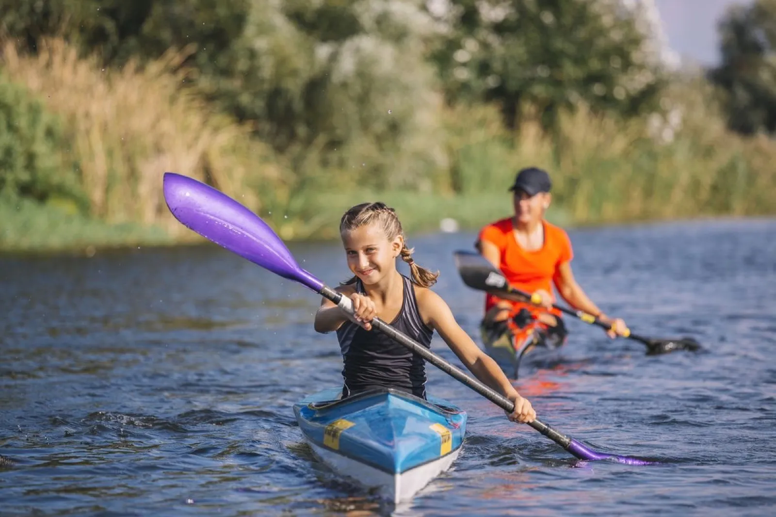 Due ragazze in kayak su un fiume