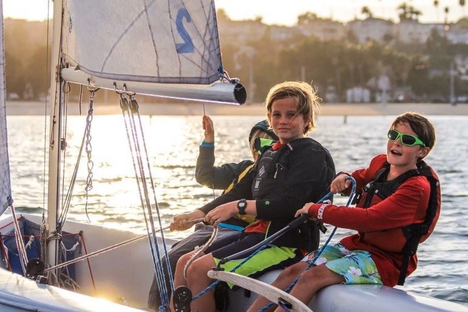 Ragazzi a bordo di una barca a vela