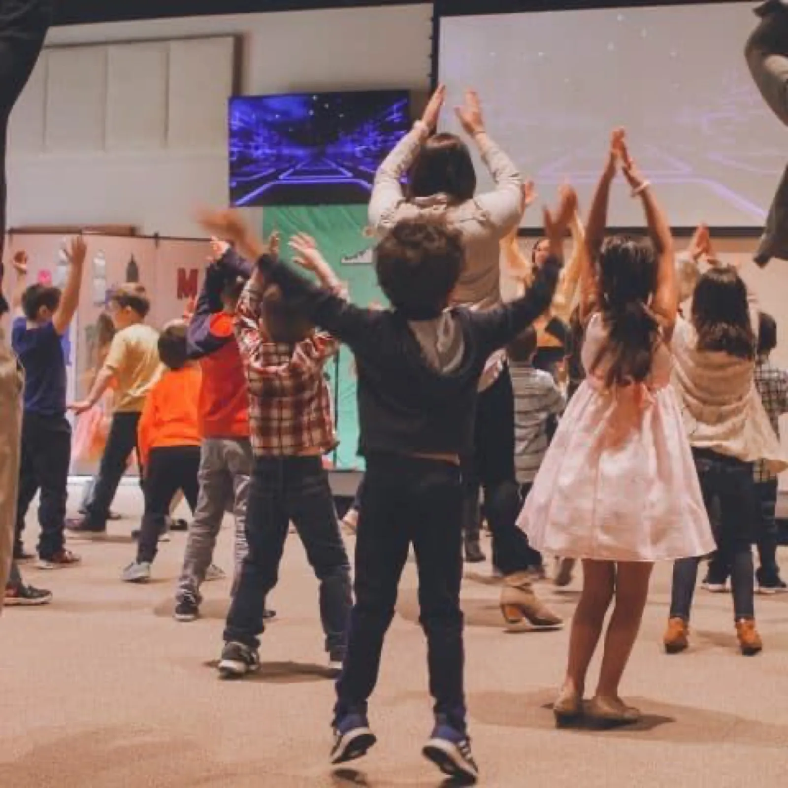 Bambini che ballano in una sala