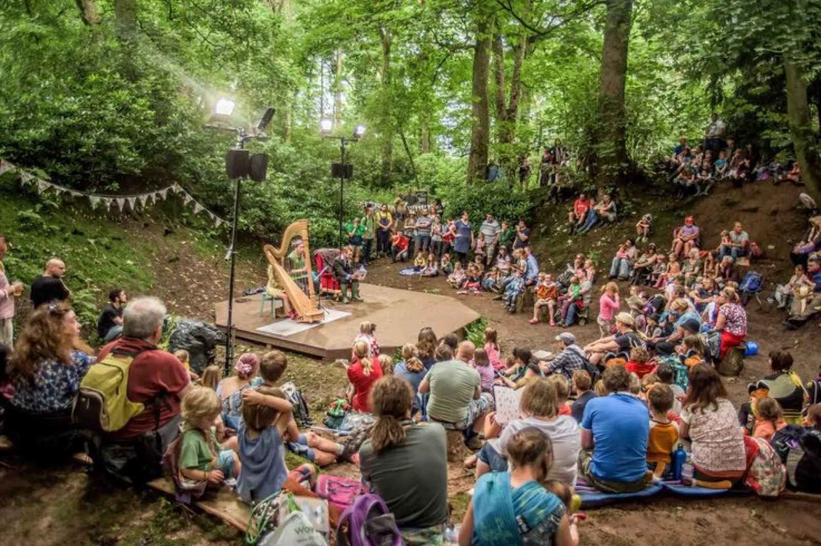 Un gruppo seduto in un anfiteatro all'aperto nel bosco
