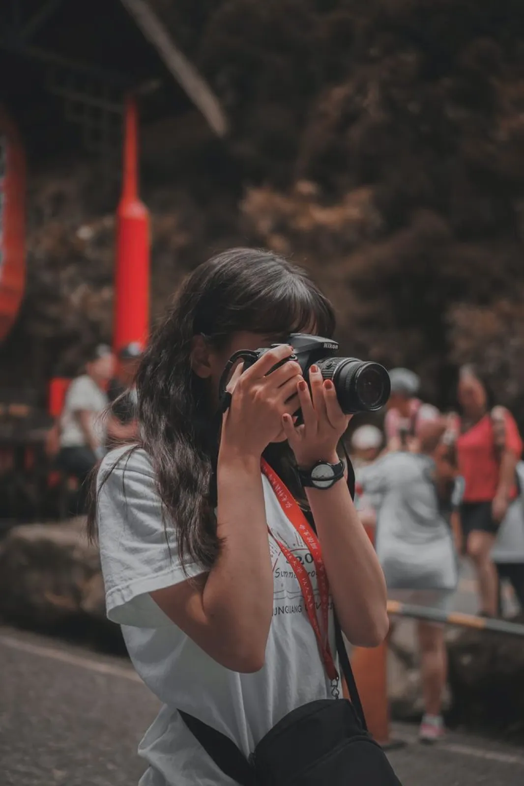 Una ragazza che scatta una fotografia