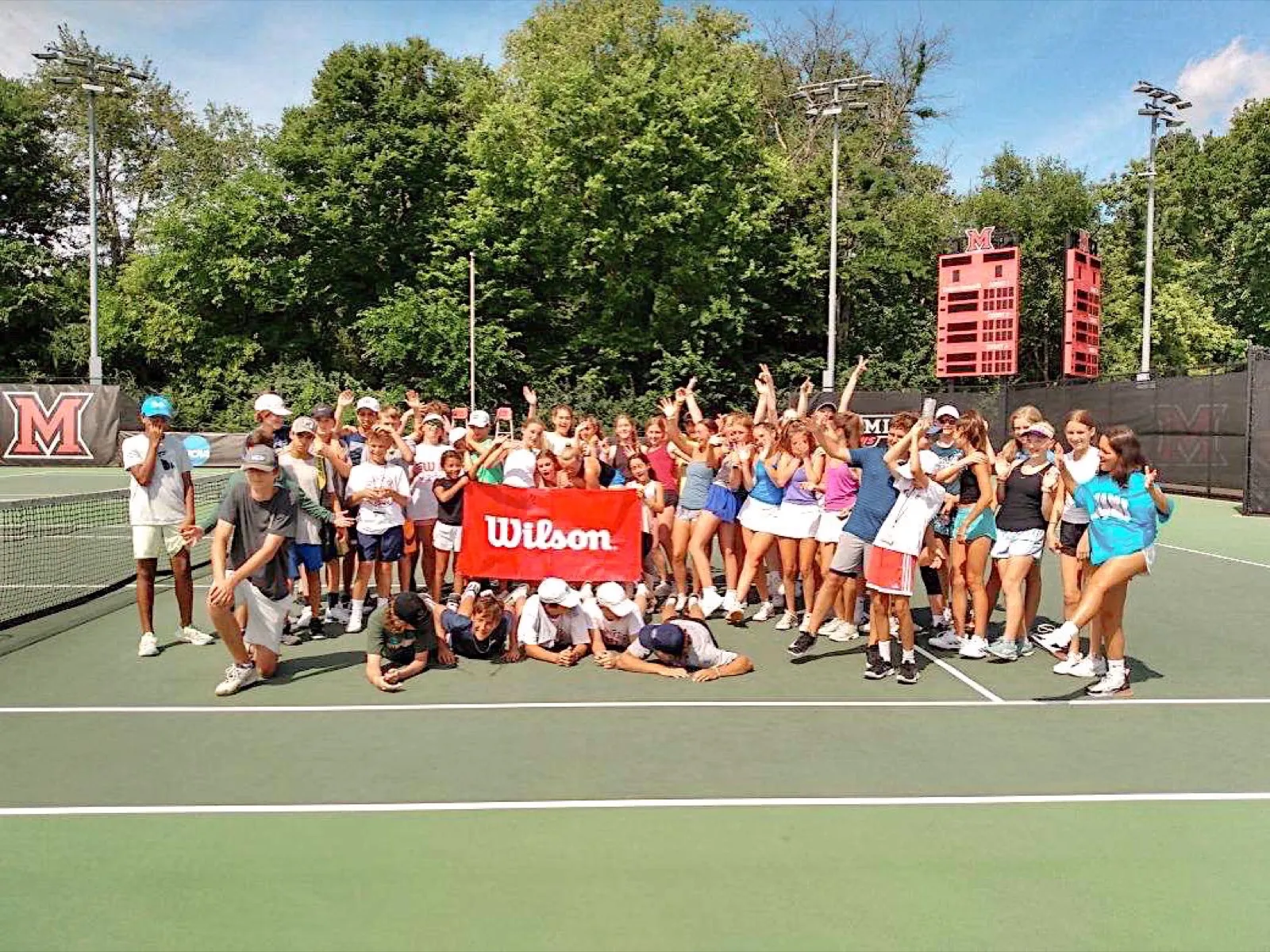 Un gruppo numeroso su un campo da tennis