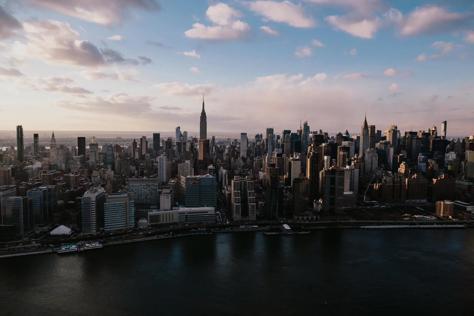 Lo skyline di Manhattan al tramonto, con l'Empire State Building al centro