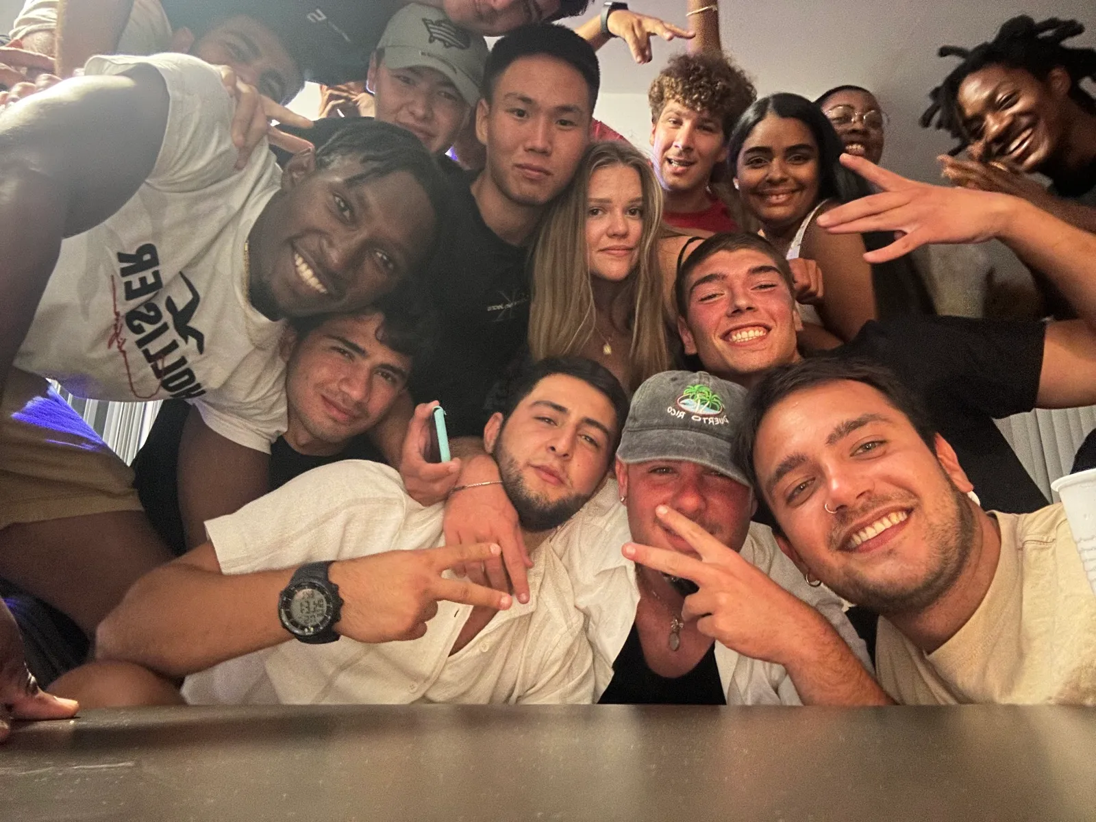 Un gruppo numeroso di ragazzi stretti insieme per un selfie