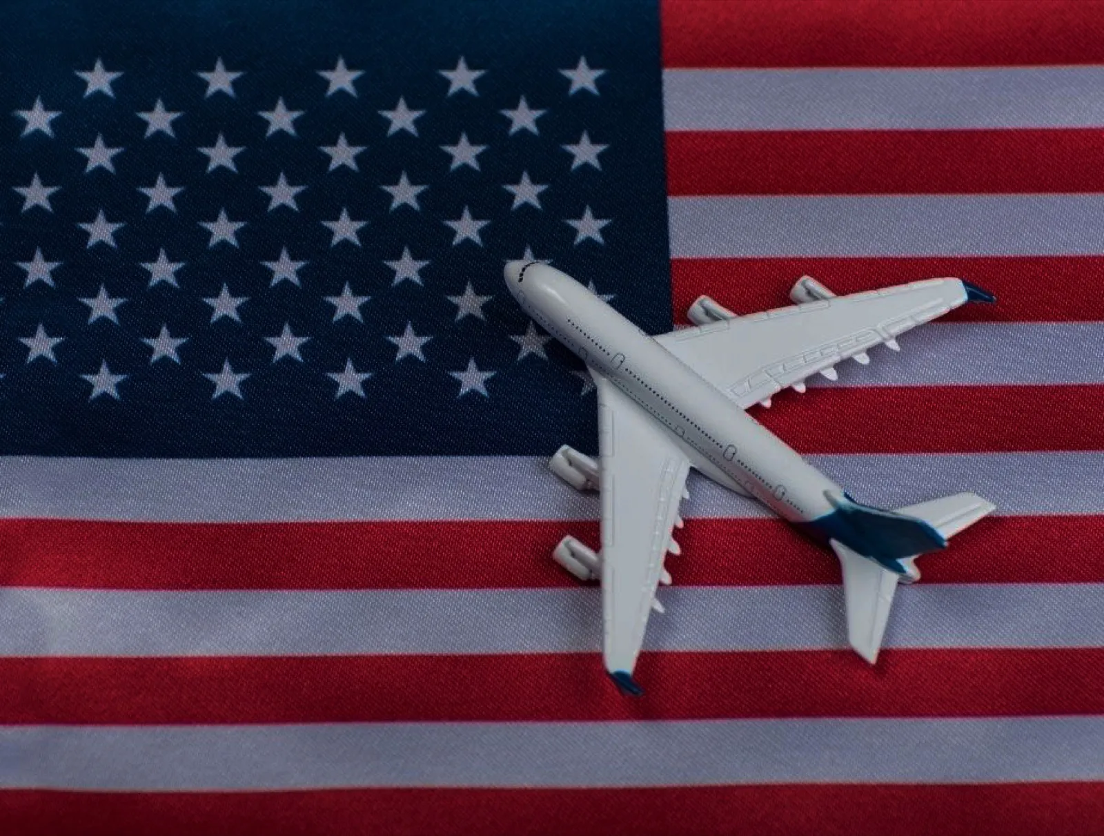 Un modellino di aereo appoggiato su una bandiera americana
