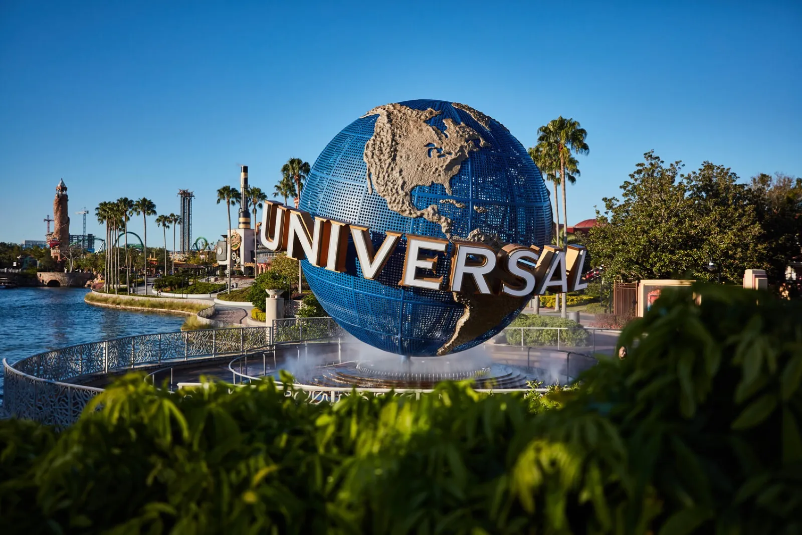 Il mappamondo Universal Studios all'ingresso del parco