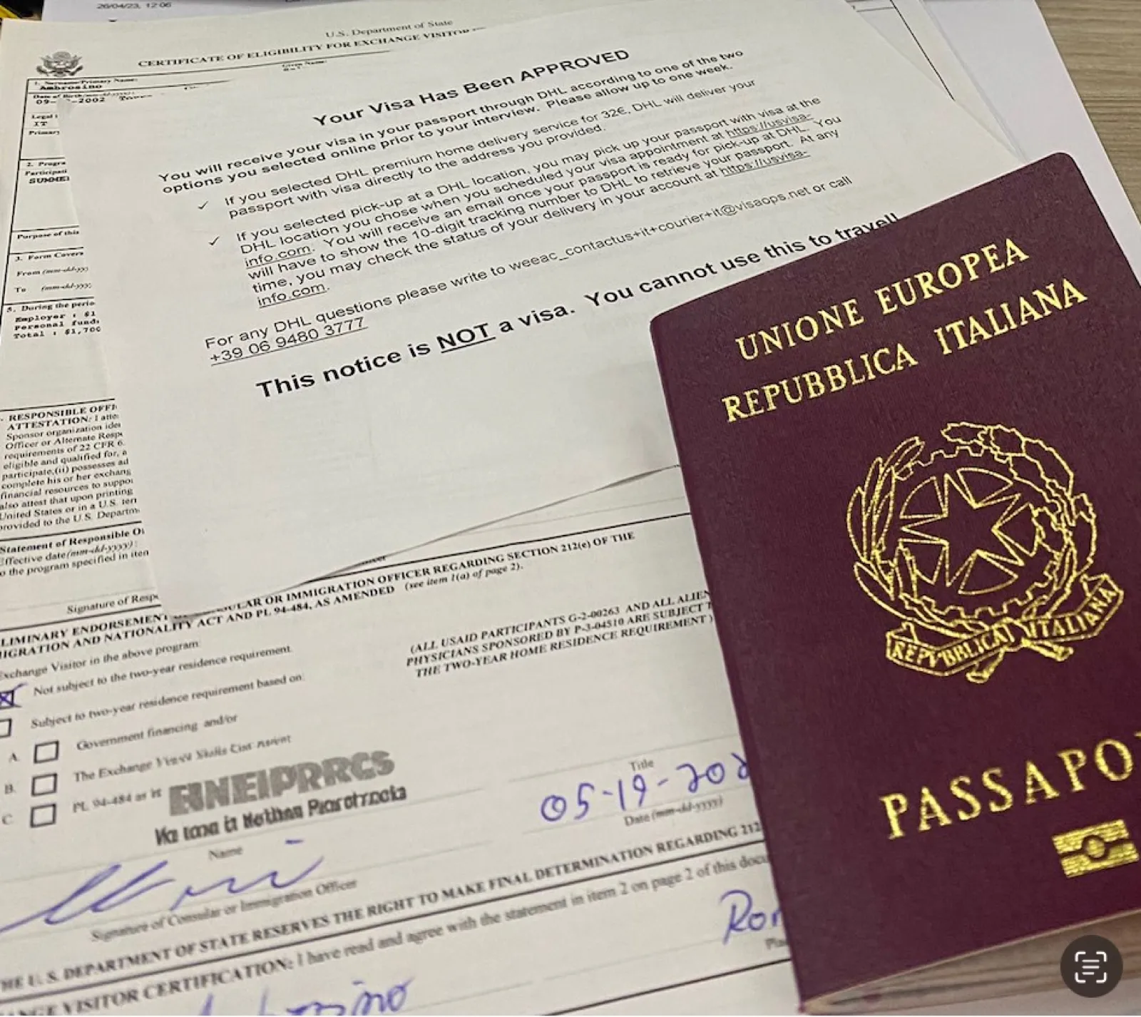 Un passaporto italiano appoggiato su documenti per il visto