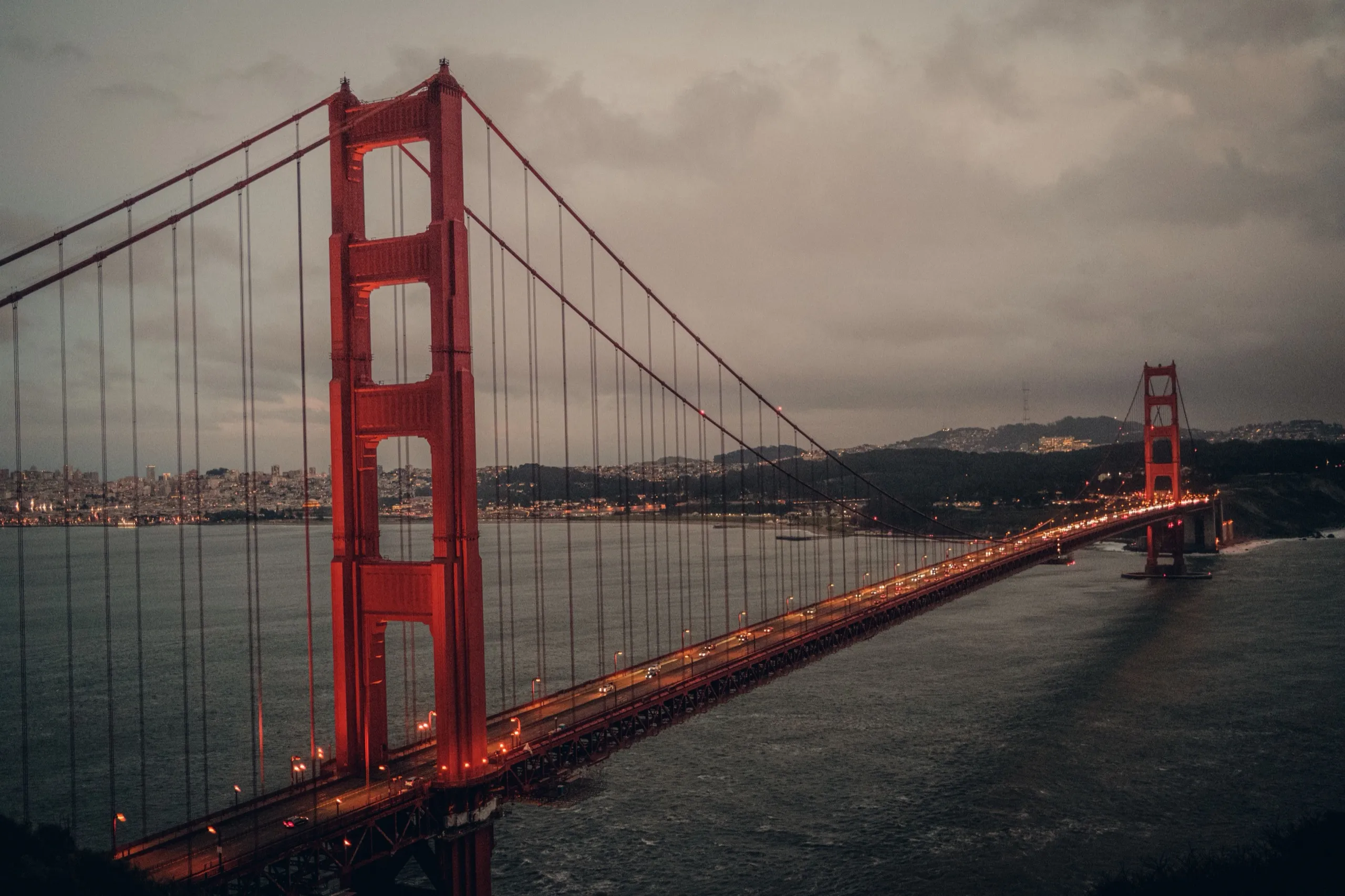 Il Golden Gate Bridge al tramonto, visto dal lato di Marin