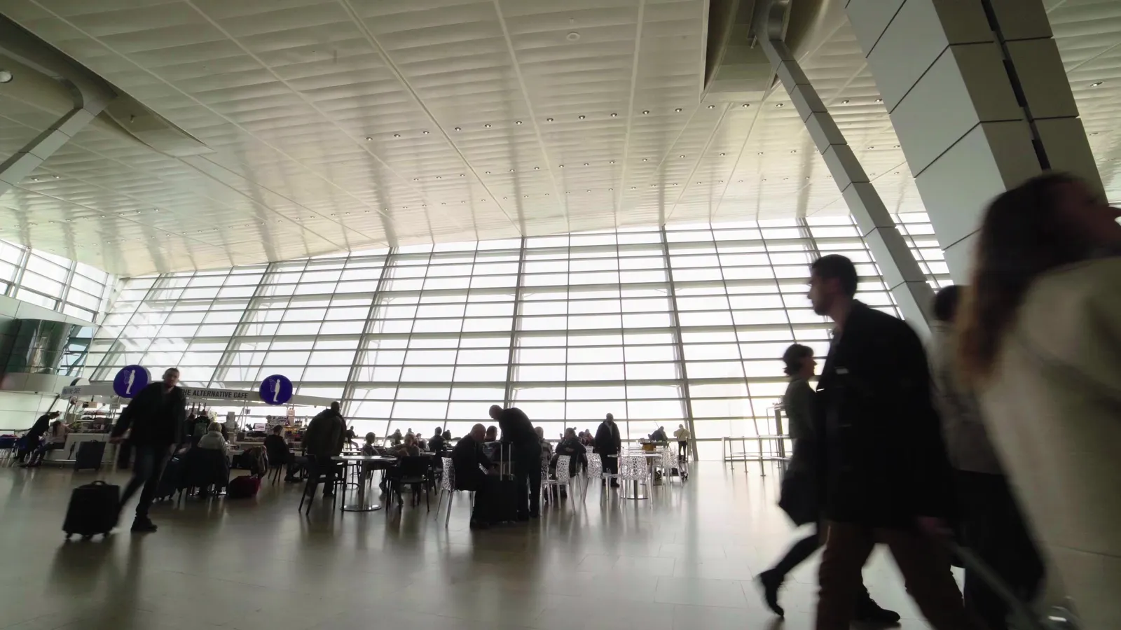 L'interno di un terminal aeroportuale con la vetrata sullo sfondo