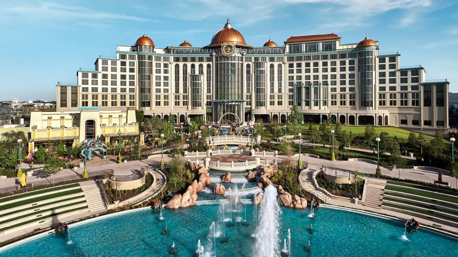 L'hotel Loews Portofino Bay con la fontana in primo piano
