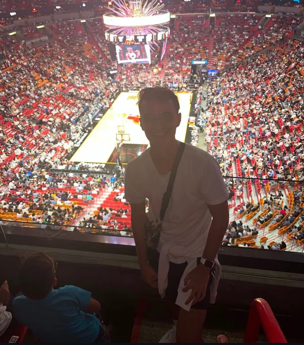Un ragazzo in un palazzetto durante una partita