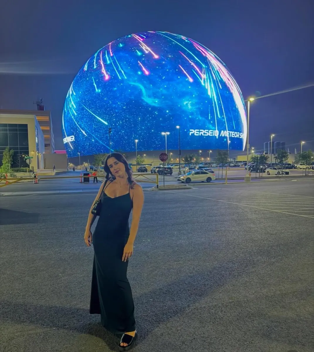 Una ragazza davanti alla Sphere di Las Vegas