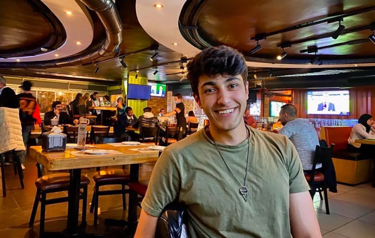 Un ragazzo seduto in un locale