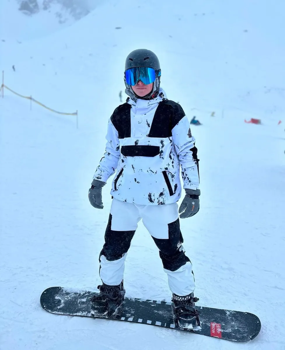 Uno snowboarder su una pista innevata