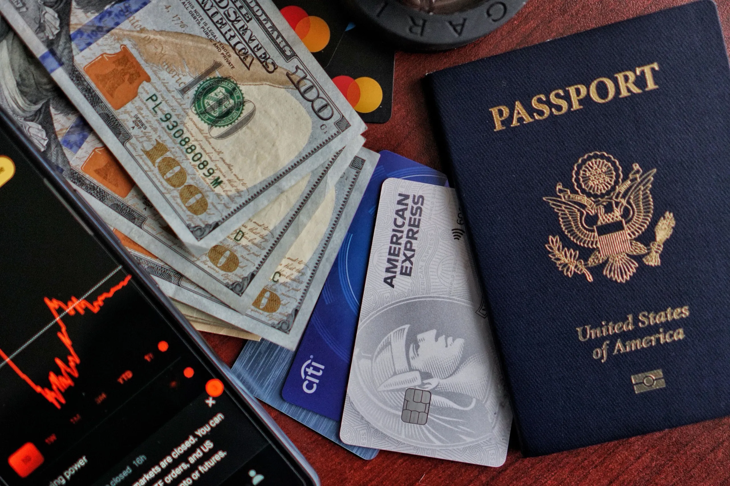 Un passaporto degli Stati Uniti d'America appoggiato su un tavolo