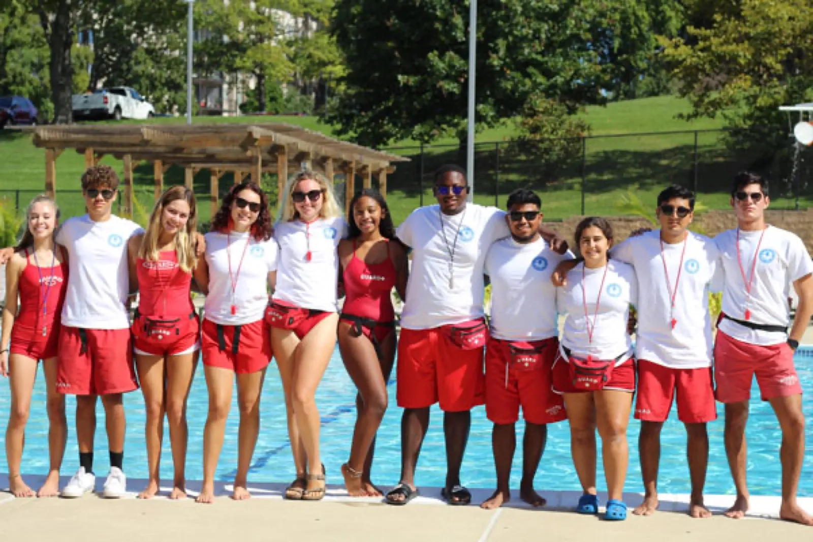 Un gruppo di bagnini in divisa rossa a bordo piscina