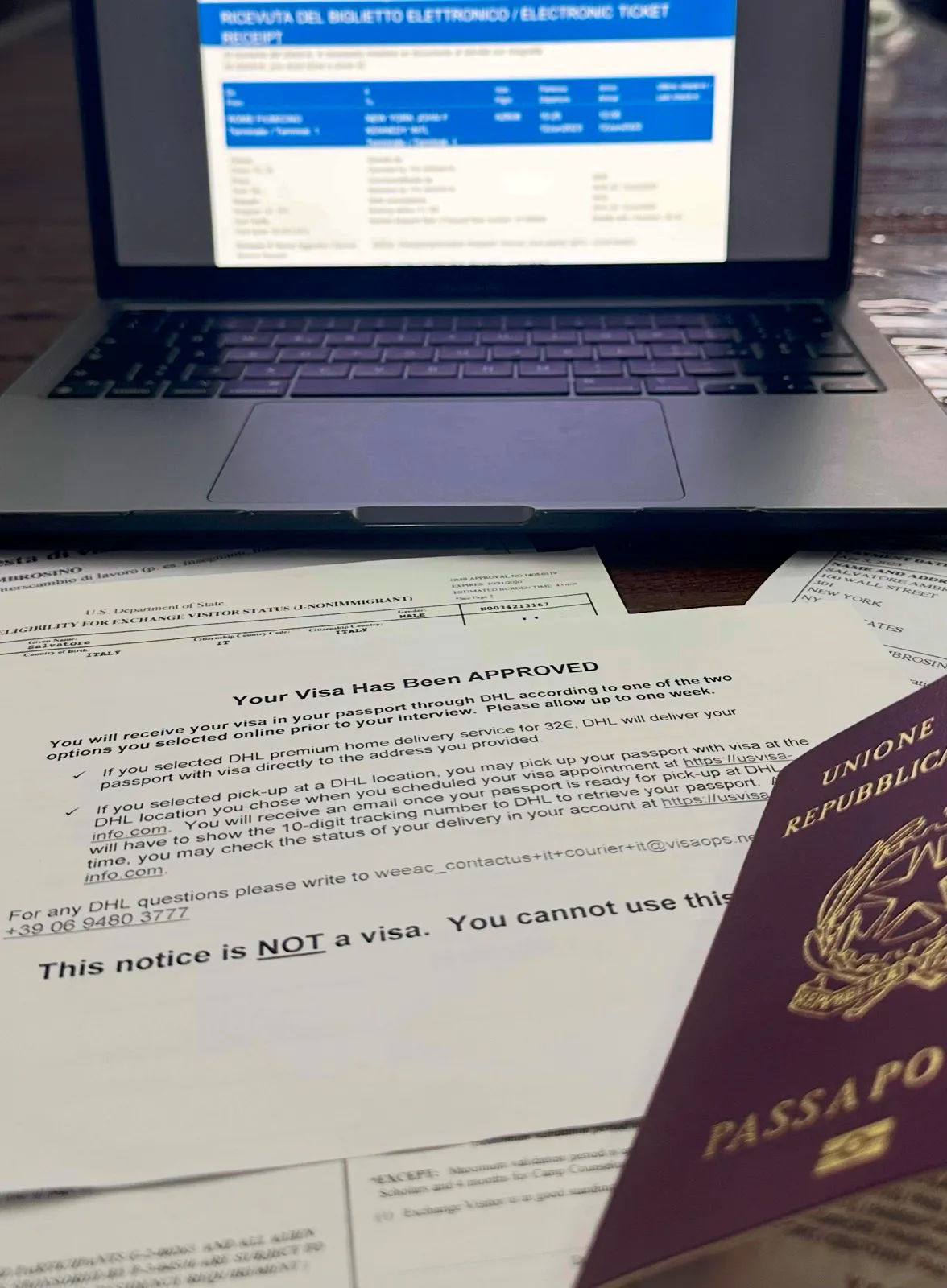 Un passaporto e alcuni documenti su una scrivania