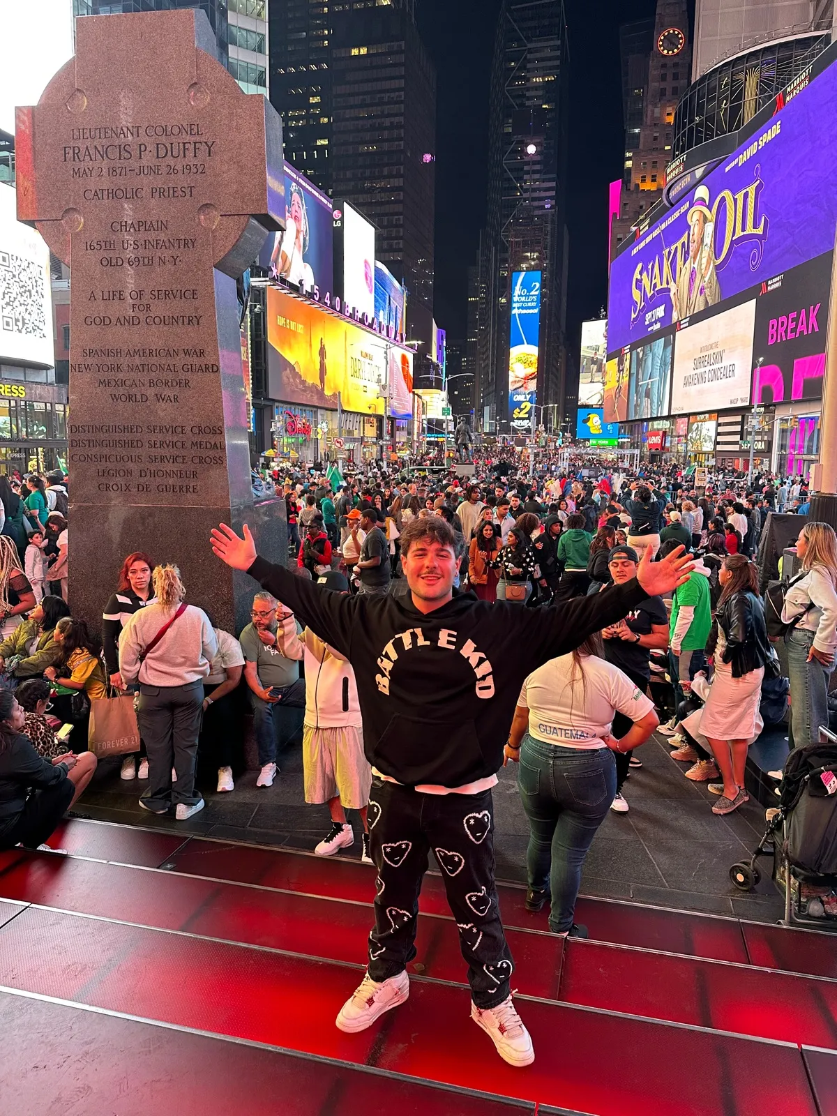 Una strada affollata di New York di sera