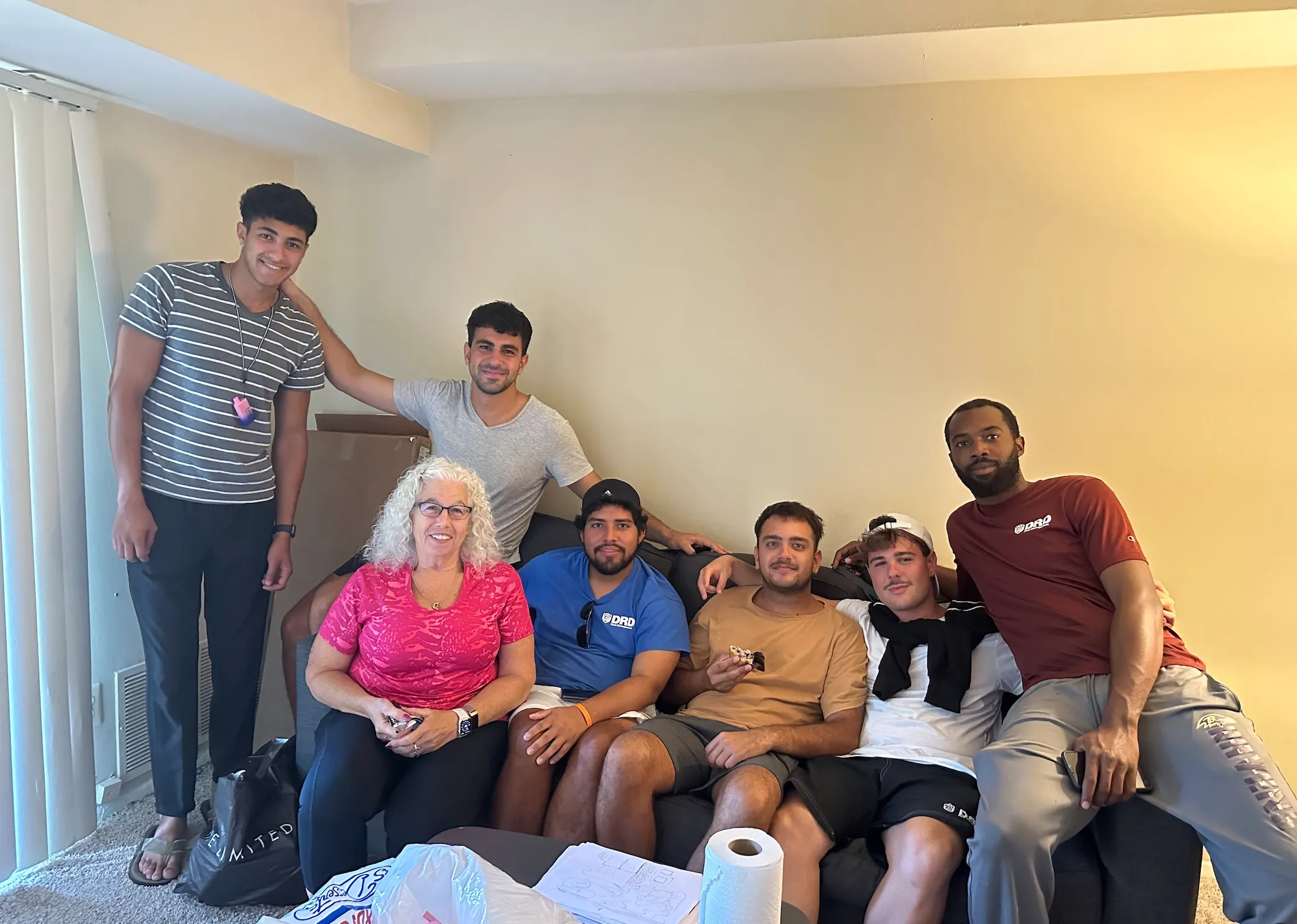 Un gruppo di studenti seduti sul divano di un appartamento